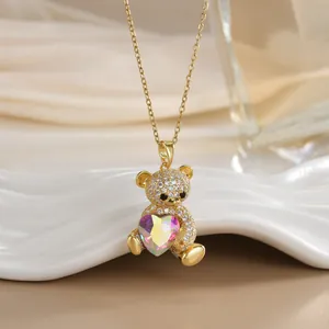 Collier en acier titane doré avec pendentif ours et pierre en cristal coloré en coeur