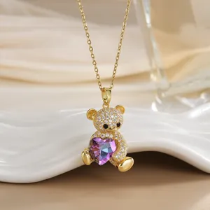 Collier élégant en titane doré avec ours, cristal de cœur violet et pierres de zircon