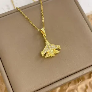 Détail du pendentif avion de chasse doré avec micro-pavage de zircons blancs