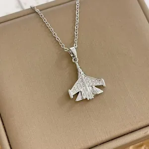 Détail d'un collier pendentif avion de chasse serti de zircons brillants sur son écrin
