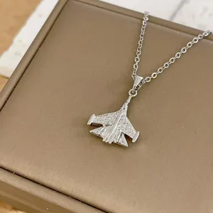 Vue détaillée d'un pendentif avion de luxe avec cristaux pavés sur cuir marron