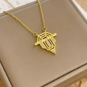 Collana con ciondolo a scudo turco vintage in oro con pietre di zircone scintillanti