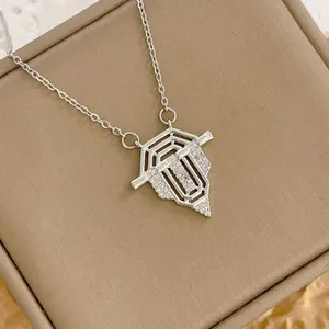 Collana vintage stile turco con ciondolo a scudo in argento e pietre di zircone