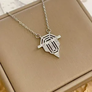 Dettaglio macro della collana con ciondolo a scudo argento e micro-pavé di zirconi