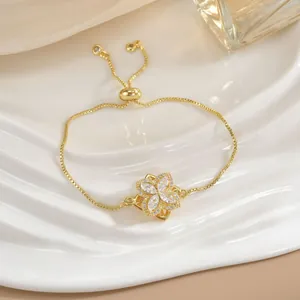 Elegante bracciale a fiori in oro con zirconi bianchi scintillanti e catena regolabile