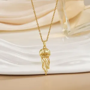 Collana con ciondolo a medusa di lusso placcata oro 18k su elegante seta