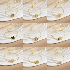 Braccialetti con charm placcati in oro regolabili con fiori di cristallo e cuori