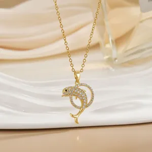 Dettaglio della collana con ciondolo a delfino in oro 18k e zirconi cubici luminosi
