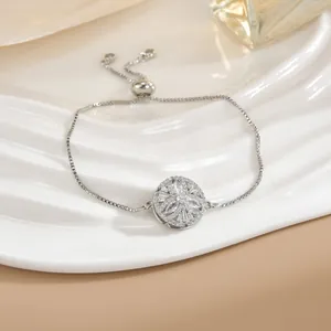 Dettaglio del bracciale bolo argento con ciondolo in zirconi su un vassoio