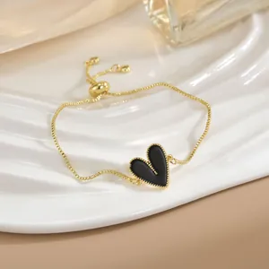 Bracciale a catena dorata con ciondolo a cuore nero smaltato e chiusura scorrevole regolabile
