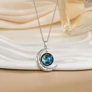 Detail van de halve maan ketting met blauwe nevelbol aan gepolijste zilveren ketting