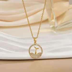 Dettaglio della collana placcata oro 18k con ciondolo coda di balena e zirconi