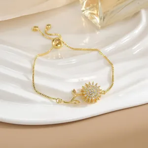 Dettaglio del bracciale girasole dorato con zirconi e chiusura regolabile a cursore
