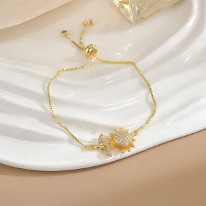 Dettaglio bracciale girasole dorato con zirconi bianchi e chiusura scorrevole regolabile