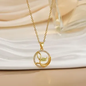 Dettaglio della collana placcata oro 18k con motivo a foglia e pietre di zircone lucide