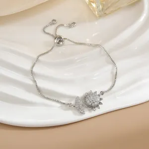 Dettaglio del bracciale a girasole argento con cristalli scintillanti e chiusura regolabile