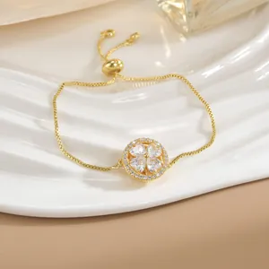 Bracciale dorato regolabile con ciondolo a quadrifoglio colorato e zirconi scintillanti