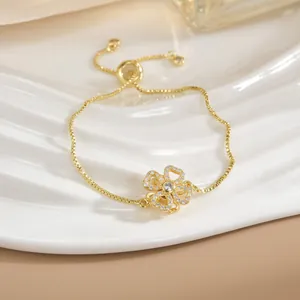 Bracciale a quadrifoglio dorato regolabile con ciondolo a fiore e cristalli di zircone brillanti