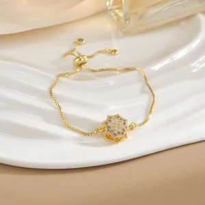 Dettaglio del bracciale regolabile in oro con ciondolo a stella in zircone viola su vassoio
