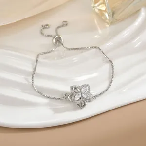 Bracciale a fiori in argento con zirconi rotanti su un vassoio per gioielli chic
