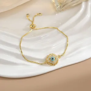 Dettaglio del bracciale regolabile in oro con ciondolo a sole e zirconi colorati