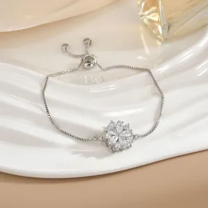 Dettaglio del bracciale regolabile in argento con fiore in zirconi su vassoio bianco