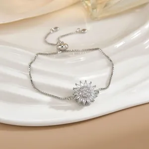 Dettaglio del bracciale regolabile in argento con ciondolo a girasole in zirconi lucidi