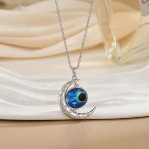 Zilveren ketting met halve maan hanger, sterrenblauwe oogsteen en fonkelende kristallen