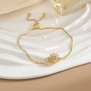 Dettaglio del bracciale girasole dorato con pietre di zircone e chiusura a scorrimento regolabile