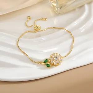 Dettaglio di un bracciale a girasole regolabile con cristalli colorati e chiusura a scorrimento