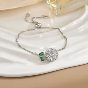Dettaglio del bracciale regolabile in argento con ciondolo a margherita e pietre verdi