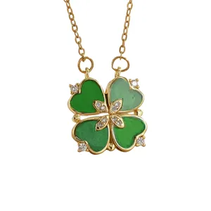 Collapsible four-leaf clover heart necklace in gold metal with green enamel and zircons