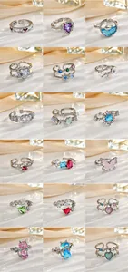 Dettaglio di diciotto anelli in zircone con vari motivi di fiori e cuori eleganti