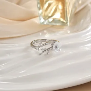 Dettaglio anello floreale argento con fiore bianco e foglie di cristallo lucido