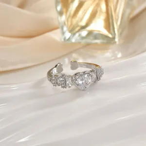 Dettaglio anello a cuore in argento con castone pavé di zirconi e finitura lucida