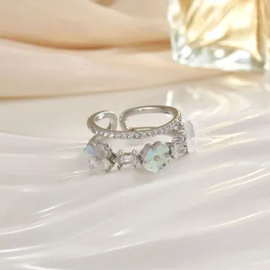 Dettaglio dell'anello a fiore scintillante con petali in zircone e finitura argento