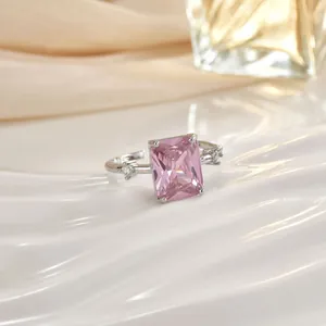 Dettaglio macro dell'anello con gemma rosa rettangolare e fascia in argento lucido