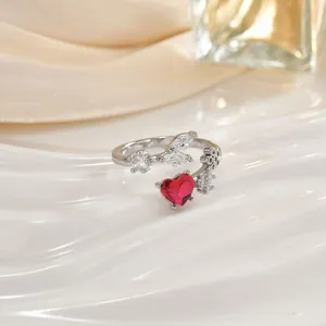 Dettaglio dell'anello aperto in argento con pietra a cuore rosso e zirconi bianchi
