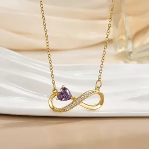 Detail der goldenen Unendlichkeitskette mit lila Herz-Edelstein und Zirkonia-Besatz