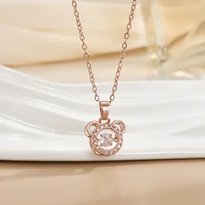 Details des roségoldenen Bärchen-Anhängers mit Dancing Stone und Kristallkranz