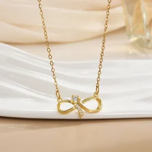 Detail der Unendlichkeitsschleife-Halskette in Gold mit Zirkonia-Steinen auf O-Kette