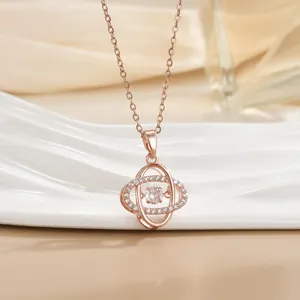 Makroaufnahme der roségoldenen Kleeblatt-Kette mit beweglichem Zirkonia-Hauptstein