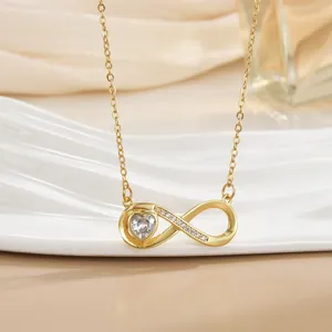 Detailaufnahme der goldenen Unendlichkeit-Halskette mit Herz-Zirkon und Pavé-Kristallen