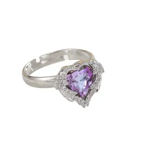 Anello regolabile in argento con zircone viola a cuore e accenti floreali in cristallo