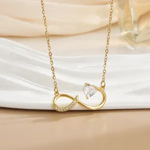 Detail der Unendlichkeits-Halskette mit Herz-Zirkon und Pavé-Diamanten in Gold