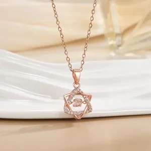 Makroansicht des beweglichen runden Steins im Roségold-Hexagramm-Anhänger mit Kristallen