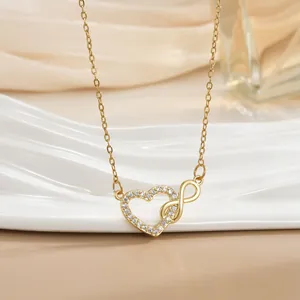 Detailaufnahme der goldenen Unendlichkeit-Halskette mit Herzanhänger und Zirkonia