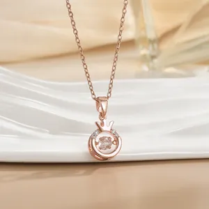 Detailaufnahme der roségoldenen Kleeblatt-Kette mit tanzendem Kronenanhänger und Diamant