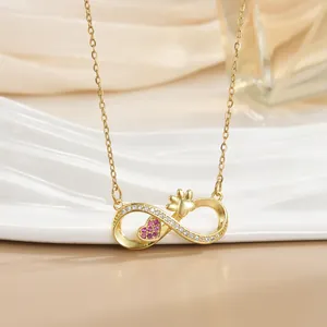 Detail der Unendlichkeitssymbol-Halskette mit rosa Herz und Pfotenabdruck auf Seide