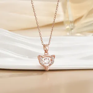 Detailaufnahme des roségoldenen Katzenanhängers mit Zirkonia an einer feinen Kette
